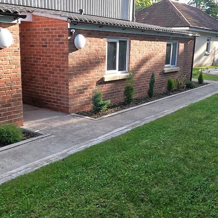 Two Birds Weekly Stay Malmesbury Exterior photo