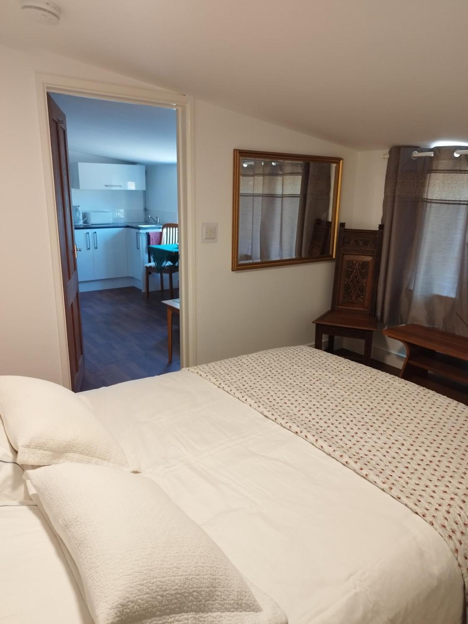 Two Birds Weekly Stay Malmesbury Exterior photo